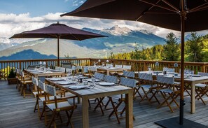 2 restauranter, frokost, lunsj og middag serveres, franske retter