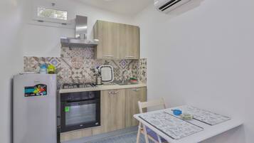 Großer Kühlschrank, Ofen, Herdplatte, Kochgeschirr/Geschirr/Besteck