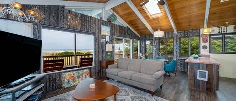 تلفزيون ذكي، مدفأة، مشغل دي في دي، كرة قدم الطاولة