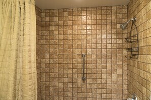 Ensemble douche/baignoire, serviettes fournies