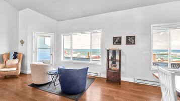 Smart TV, fireplace, DVD player