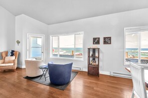 Smart TV, fireplace, DVD player