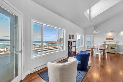 Oceanfront Pet Friendly Condo overlooking Depoe Bay, perfect for Whale Watching