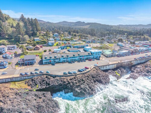 Oceanfront Pet Friendly Condo overlooking Depoe Bay, perfect for Whale Watching