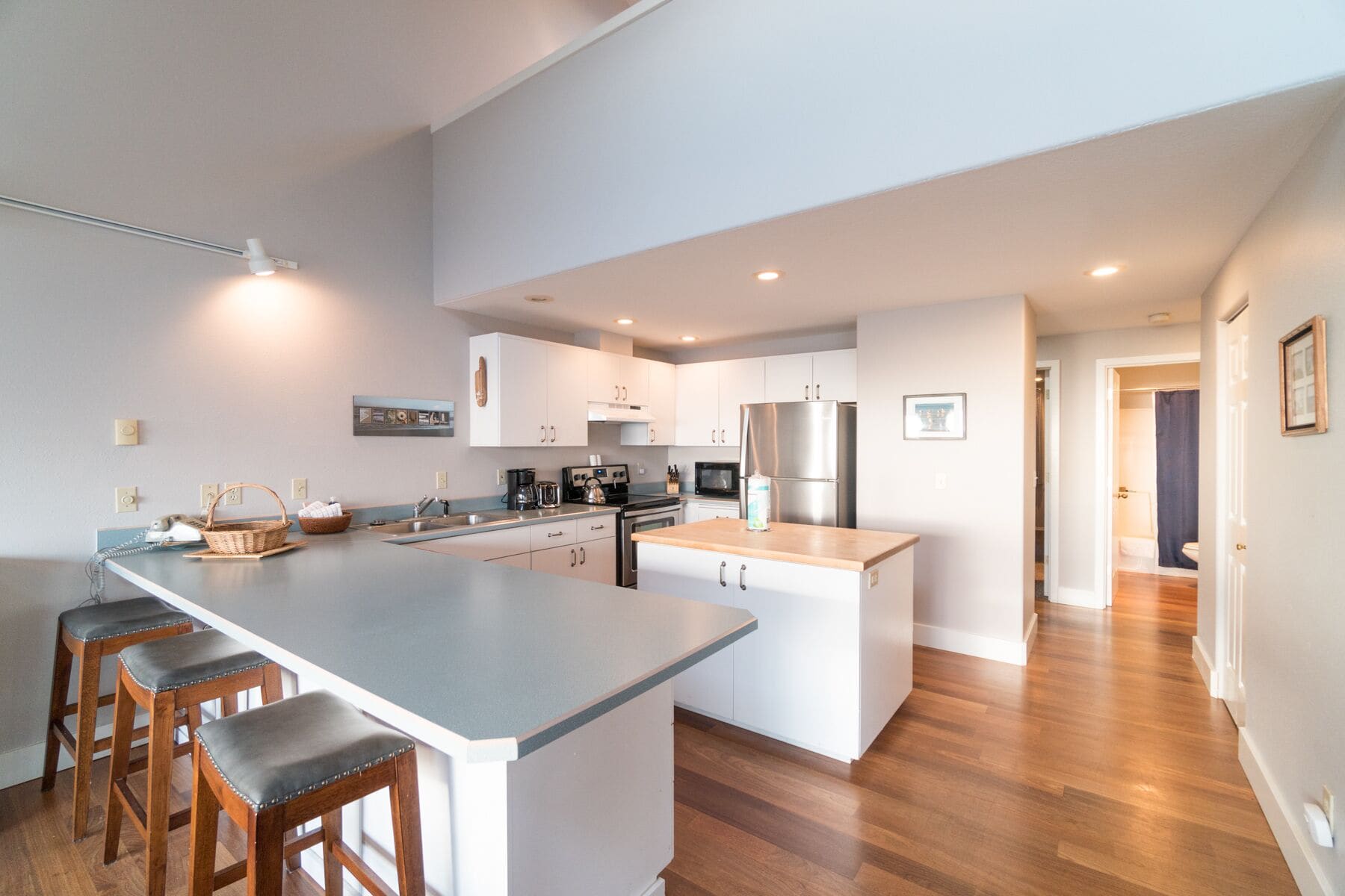 冷蔵庫、電子レンジ、オーブン、コンロ