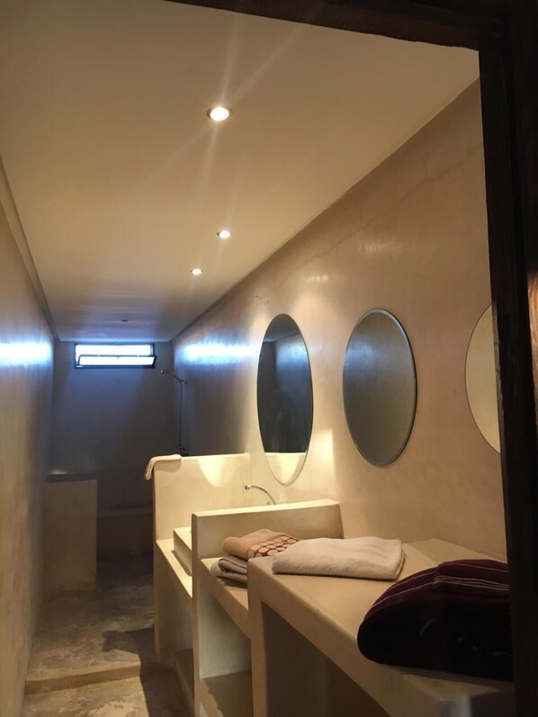 Villa, Private Pool | Bathroom | Shower, towels - Villa Tarik (Marrakech)