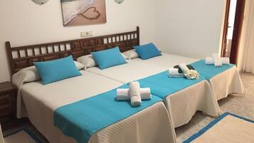 Habitación triple | Wifi gratis, ropa de cama, accesible en silla de ruedas