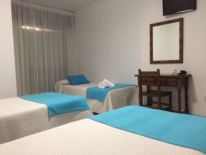 Triple Room | Free WiFi, bed sheets, wheelchair access - Hotel Florida (Sanxenxo)