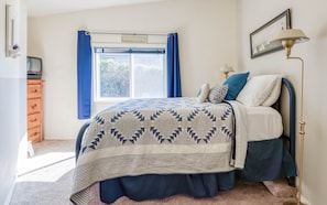 3 bedrooms, iron/ironing board, free WiFi, bed sheets - Beach Cottage in Road's End, private yard, ocean views, close to the beach (Lincoln City)