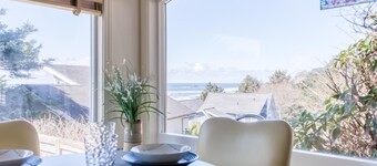 Beach Cottage in Road's End, private yard, ocean views, close to the beach