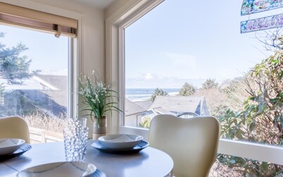 Beach Cottage in Road's End, private yard, ocean views, close to the beach