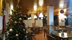 Daily cooked-to-order breakfast (EUR 5 per person)