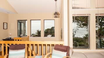 Tv, eldstad och dvd-spelare