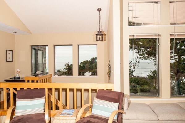 TV, fireplace, DVD player - Large beautiful home 2 blocks to beach w/ astounding views of the Pacific! (Lincoln City)