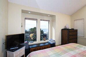 3 bedrooms, desk, free WiFi, bed sheets - Large beautiful home 2 blocks to beach w/ astounding views of the Pacific! (Lincoln City)