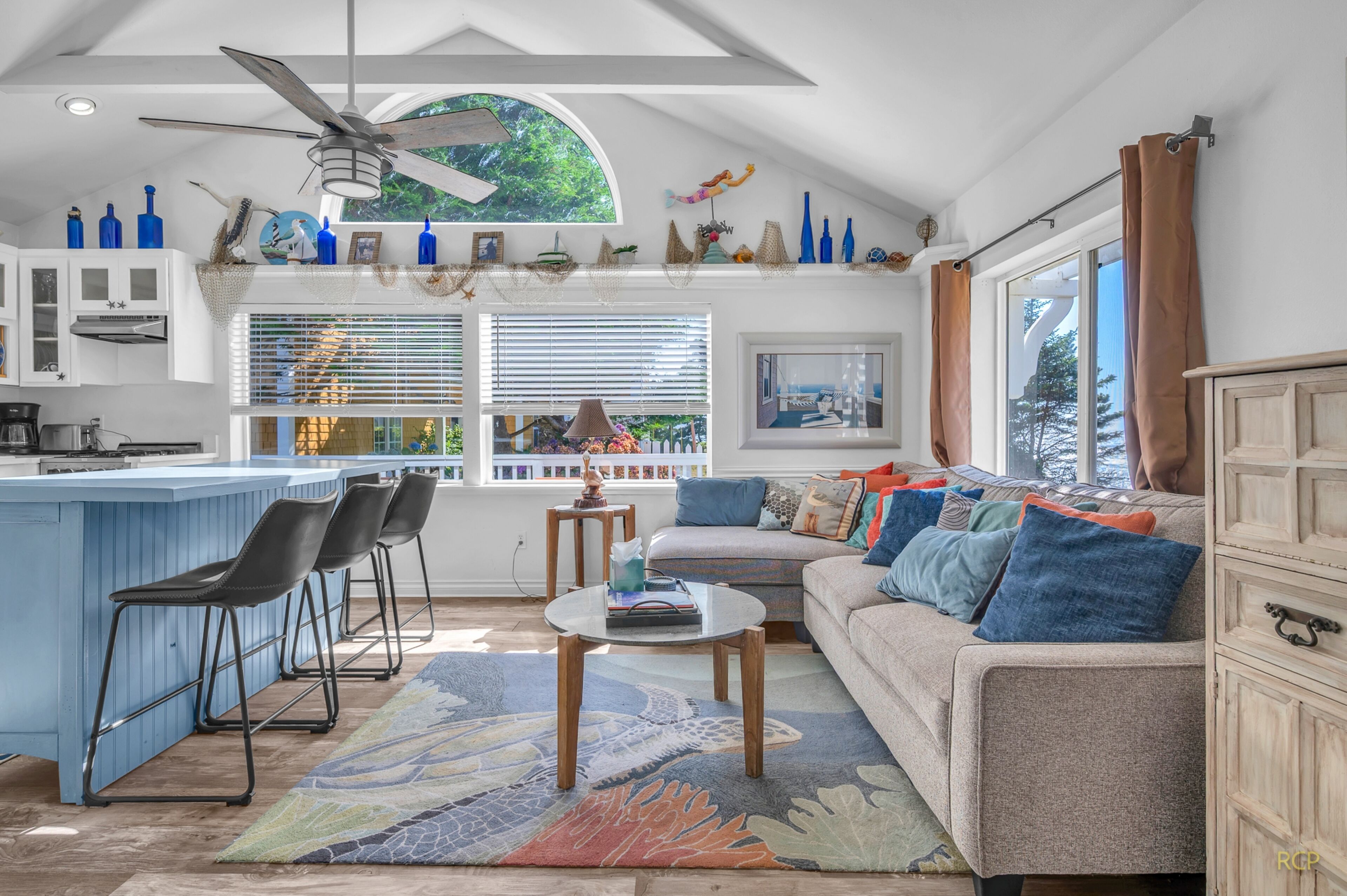 Téléviseur connecté, foyer, lecteur de DVD, chaîne audio