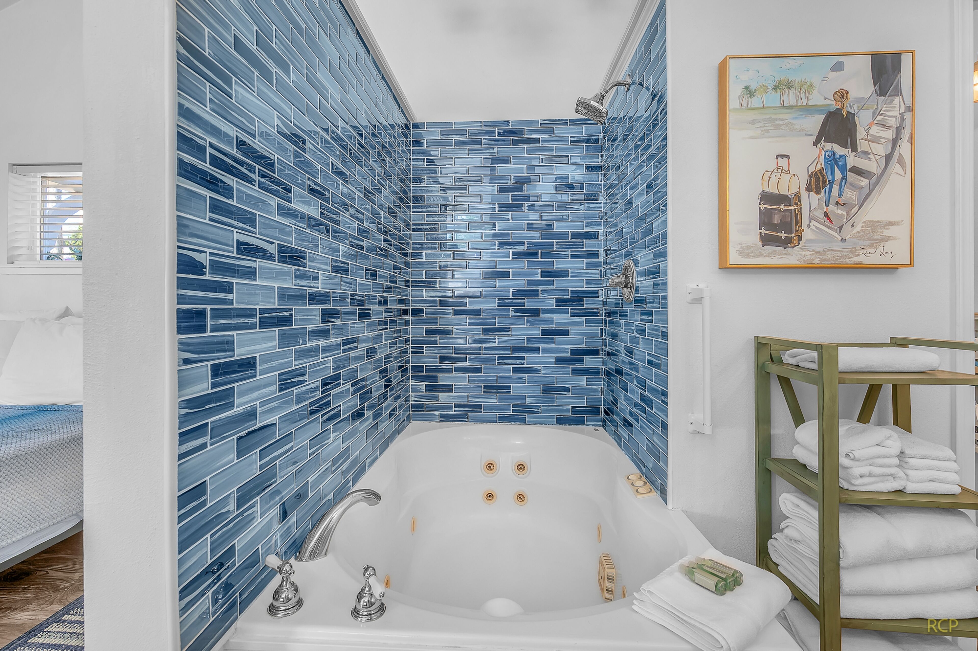 Shower, jetted bath, free toiletries, towels