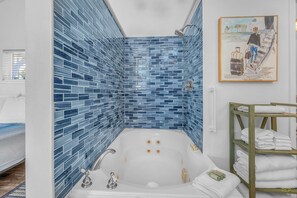 Dusche, Whirlpool, kostenlose Toilettenartikel, Handtücher