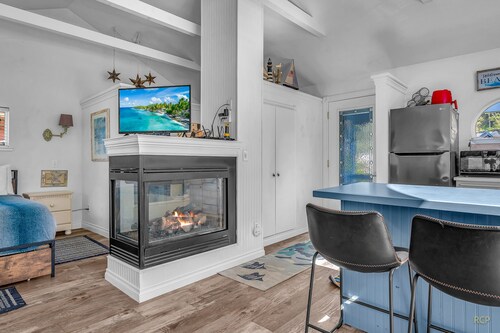 Comfortable, Cozy, Honeymoon Cottage, Ocean Views, Whale Watching in Depoe Bay