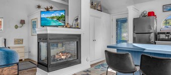 Comfortable, Cozy, Honeymoon Cottage, Ocean Views, Whale Watching in Depoe Bay