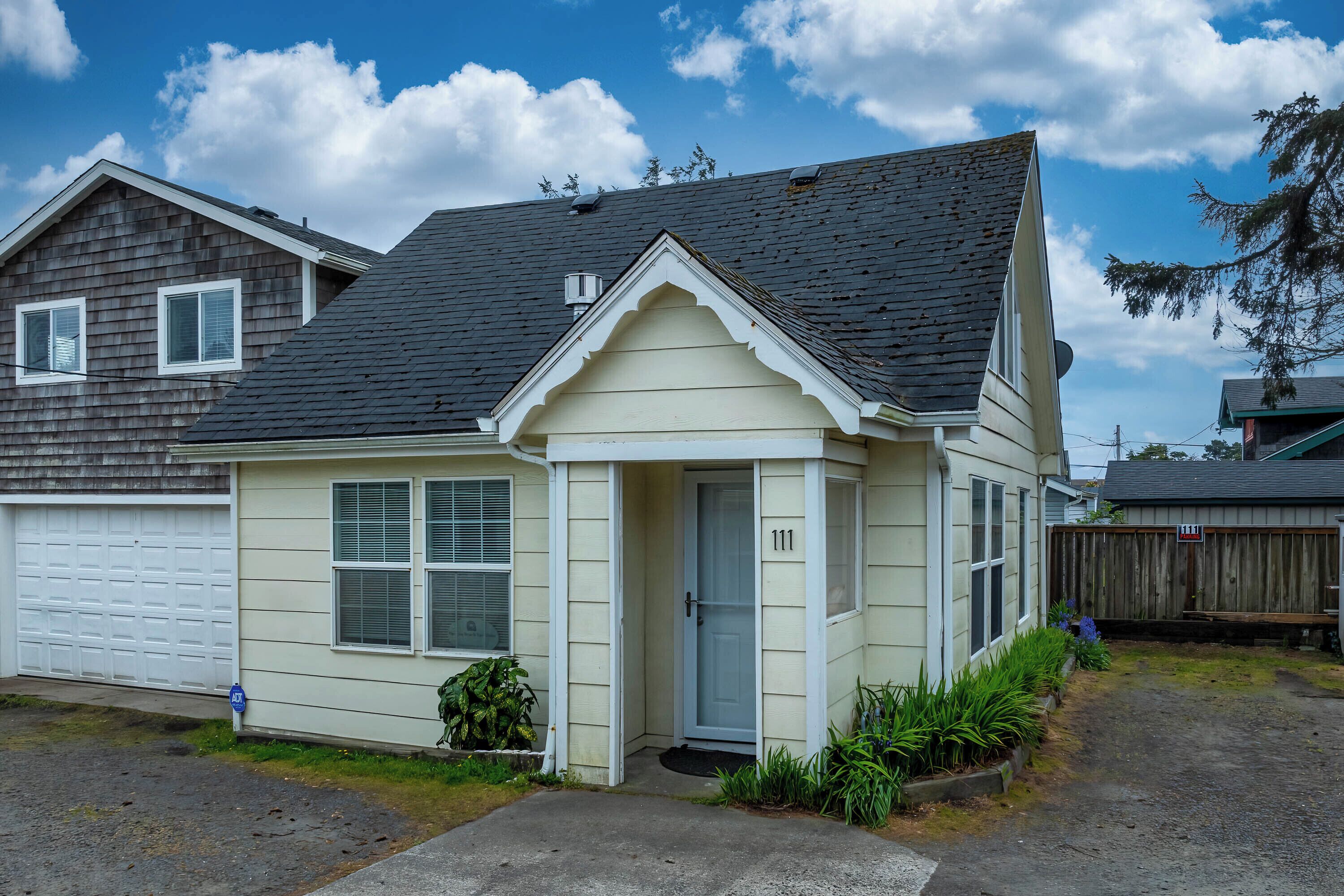 Cozy pet friendly cottage w/ easy beach access perfect for a couples retreat!