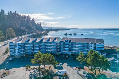 Top floor bayfront condo with easy beach access and balcony to enjoy the views