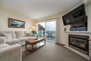 Smart TV, fireplace, DVD player - Top floor bayfront condo with easy beach access and balcony to enjoy the views (Lincoln City)