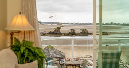 Top floor bayfront condo with easy beach access and balcony to enjoy the views