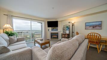 Una Smart TV, una chimenea, un reproductor de DVD