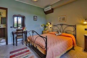 Hypo-allergenic bedding, desk, laptop workspace, soundproofing - Agriturismo Al Lago Verde (Alia)