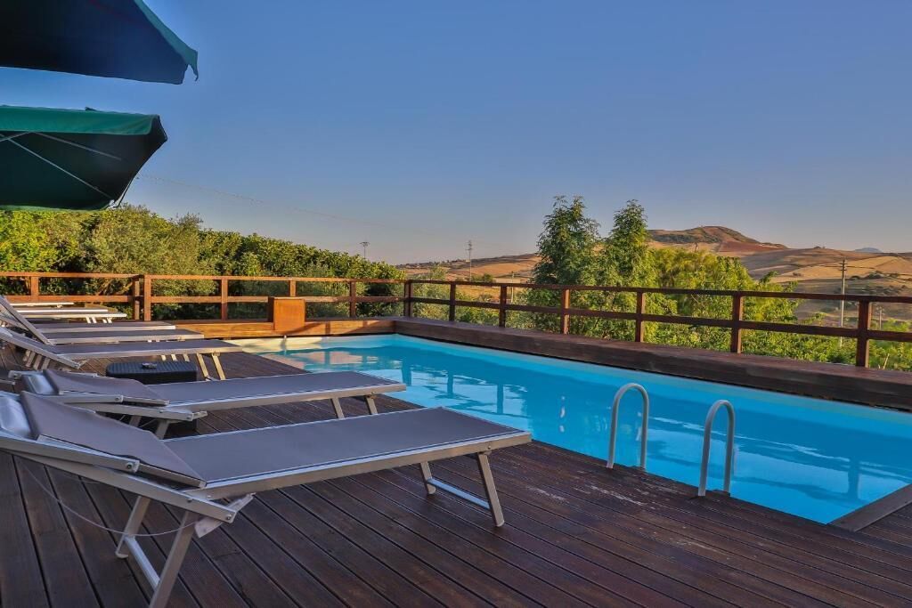 Außenpool (je nach Saison geöffnet), Liegestühle