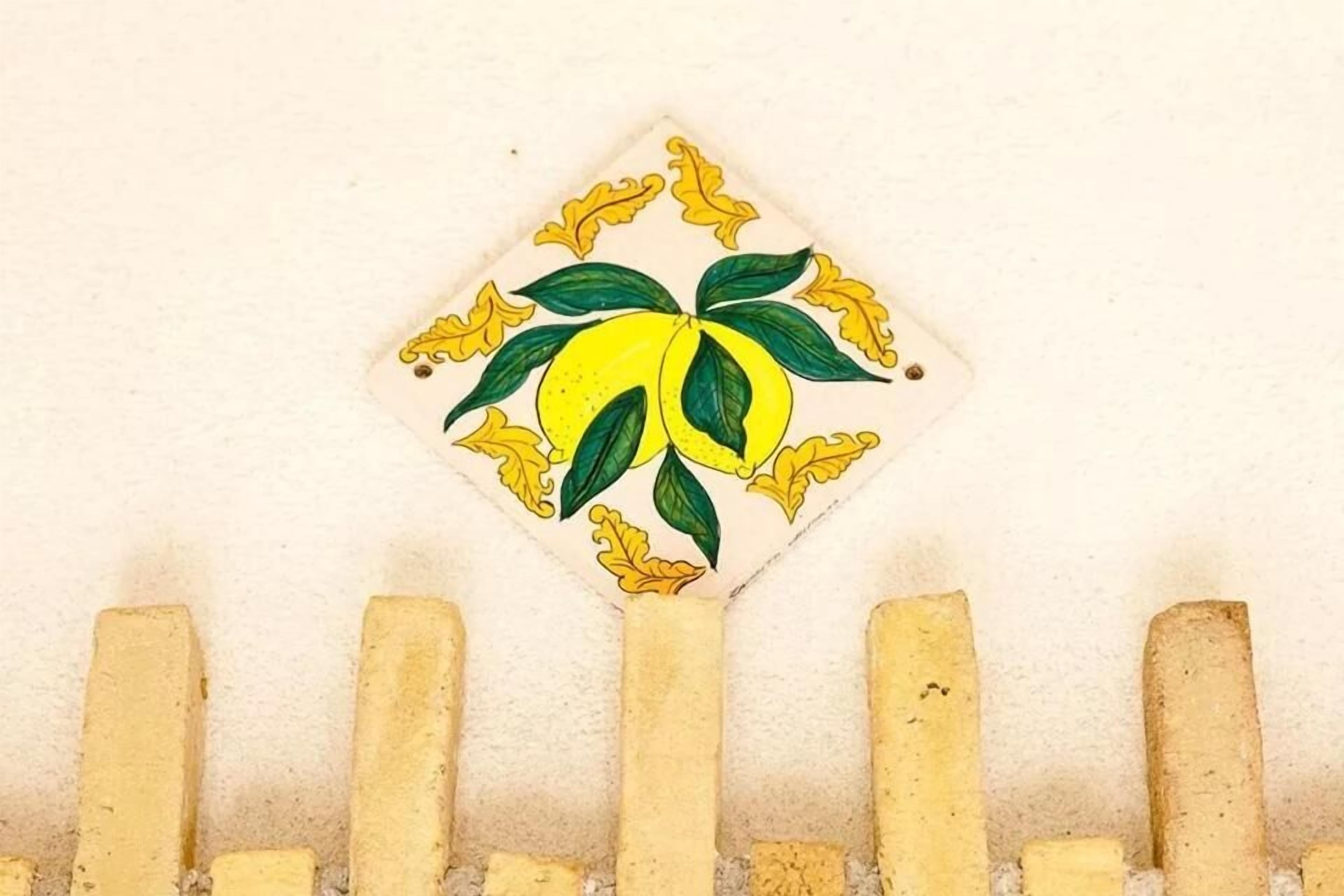 Un mur orné d’un carrelage décoratif aux motifs jaune et vert.