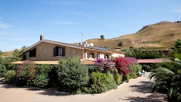 Vista frontal de la propiedad