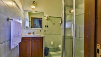 Ein Badezimmer mit Dusche, Toilette und Waschbecken.