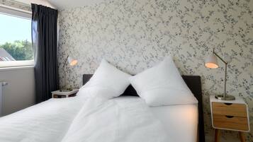 2 bedrooms, travel crib, free WiFi, bed sheets