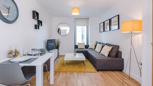 Apartment | Living area - Contemporary 1 Bed Apartment Media City (Salford)