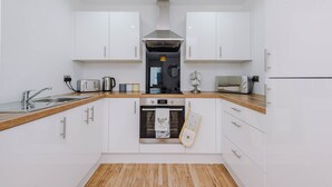 Apartment | Private kitchen - Contemporary 1 Bed Apartment Media City (Salford)