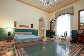 Chambre Triple, salle de bains privée (External) | Décoration personnalisée, ameublement personnalisé, bureau