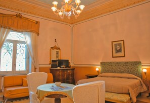 Deluxe Triple Room, Ensuite | Individually decorated, individually furnished, desk, laptop workspace - B&B Flora House (Salerno)
