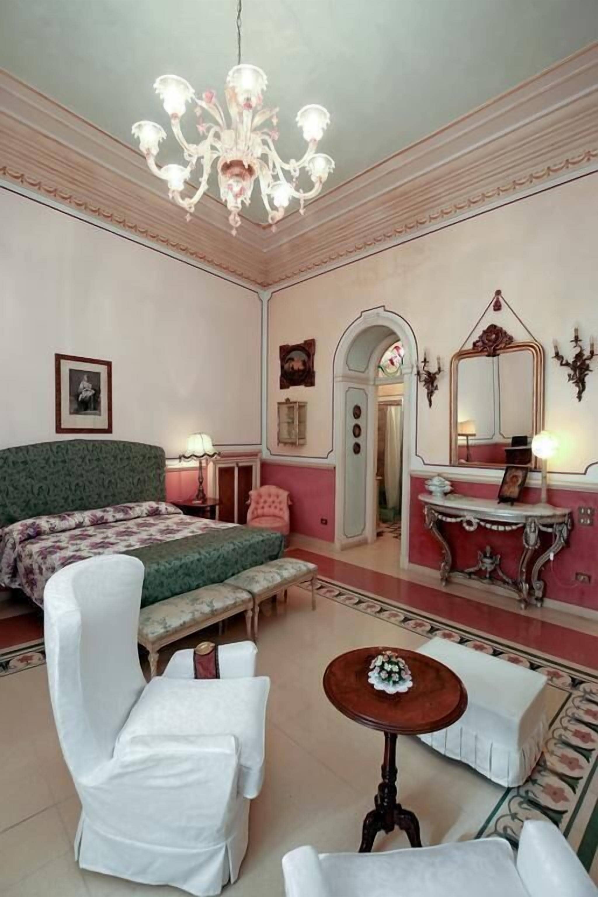 Deluxe Triple Room, Ensuite | Individually decorated, individually furnished, desk, laptop workspace