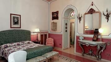 Deluxe-Dreibettzimmer, mit Bad | Individuell dekoriert, individuell eingerichtet, Schreibtisch