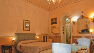 Chambre Triple Deluxe, salle de bains attenante | Décoration personnalisée, ameublement personnalisé, bureau