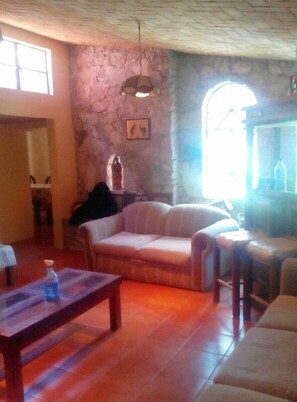 Cabaña tradicional, 3 habitaciones, chimenea, en el área del jardín | Sala de estar | Televisión LED de 34 pulgadas con canales por cable y televisión 