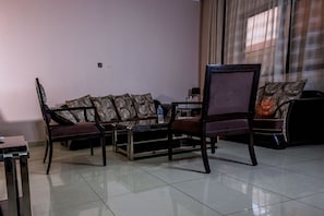 Quarto família, 2 quartos | Opções para refeição no quarto