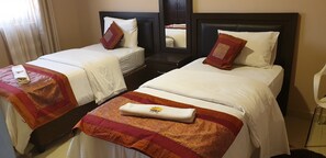 Twin Room | Premium bedding, in-room safe, desk, laptop workspace