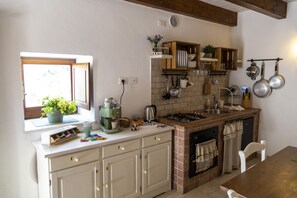 Réfrigérateur, four, plaque de cuisson, cafetière/bouilloire