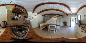 Réfrigérateur, un four, surface de cuisson, cafetière-théière