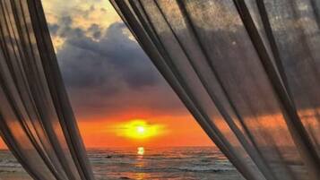 Chaises longues, serviettes de plage