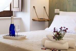 1 chambre, fer et planche à repasser, lit de bébé portatif