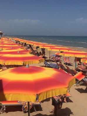 Chaises longues, serviettes de plage